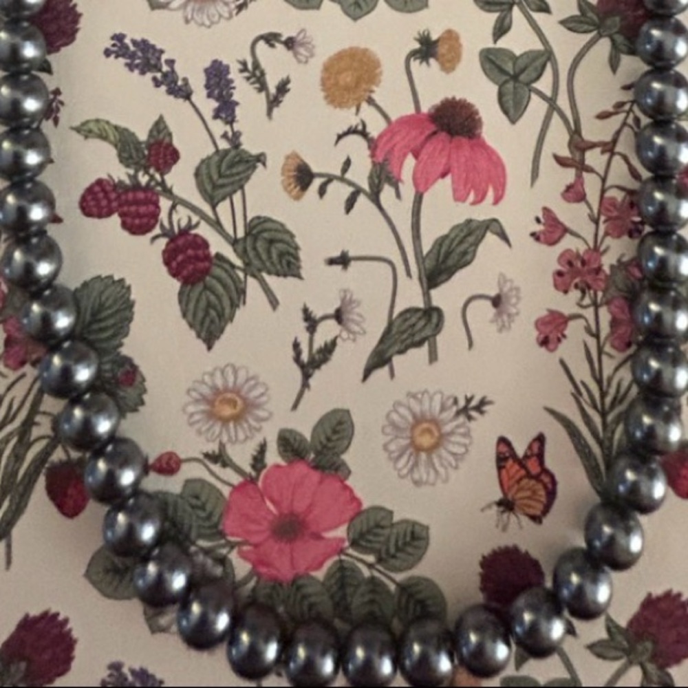 Gray Faux pearl Necklace, 18” silvertone lobster clasp like new (also in white) - Picture 5 of 6